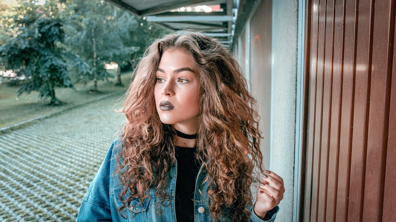 Top 10 Curly Hair Styles for Females